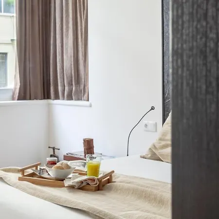 Plum Guide - Cog And Wheel Apartment Lisbon